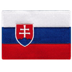 Op de afbeelding: Een witte, blauwe en rode geborduurde patch met de Slowaakse vlag. De vlag heeft een witte bovenste streep, een blauwe middelste streep en een rode onderste streep. Het Slowaakse wapen is gecentreerd op de witte streep.