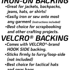 Op de afbeelding: Zwarte en witte tekst op een witte achtergrond die de toepassingen van strijk- en klittenbandrug beschrijft. De tekst luidt "IRON-ON BACKING", "Geweldig voor jassen, rugzakken, jeans, hoeden of shirts!", "Eenvoudig strijken of naaien op de meeste kleding (instructies inbegrepen)", "De beste keuze voor scrapbooking en andere knutselprojecten.", "VELCRO&reg; BACKING", "Wordt geleverd met VELCRO&reg;-merk HAAKZIJDE-rug.", "Kleeft stevig aan vacht/lus-zijde (niet inbegrepen)", "De beste keuze voor tactische hoeden en uitrustingstassen."