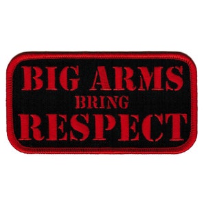 Puede incluir: Parche bordado rojo con fondo negro. El parche dice "BIG ARMS BRING RESPECT".