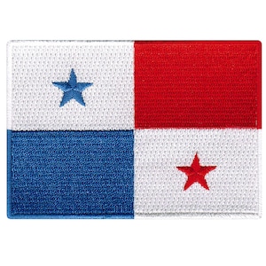 Pode incluir: Um remendo retangular bordado com a bandeira do Panamá. A bandeira é dividida em quatro faixas horizontais: branca, vermelha, branca e azul. Uma estrela azul de cinco pontas está no canto superior esquerdo, e uma estrela vermelha de cinco pontas está no canto inferior direito.