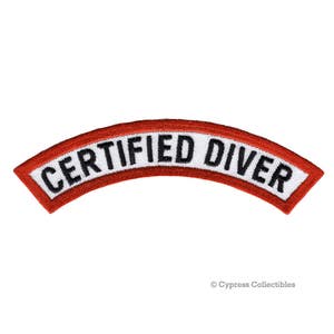 Op de afbeelding: Rode en witte geborduurde patch met de tekst "CERTIFIED DIVER" in zwarte letters.
