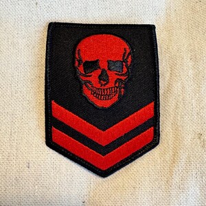 RÖD DÖDSKALLE MILITÄR lapp chevron stryk-på broderad applikation skelett död biker emblem svart bild 3