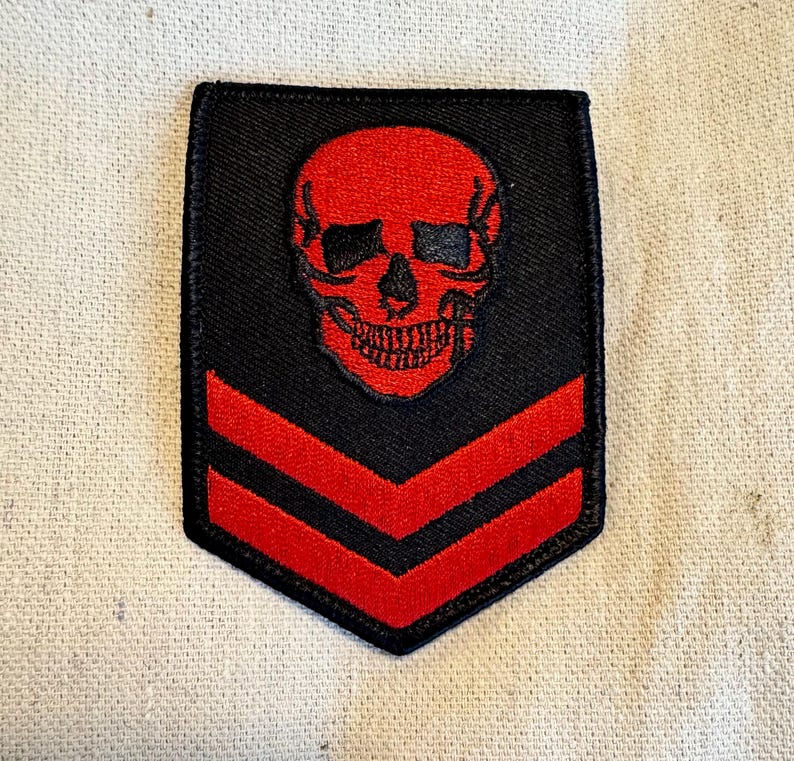 RÖD DÖDSKALLE MILITÄR lapp chevron stryk-på broderad applikation skelett död biker emblem svart bild 3