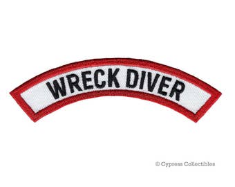 Könnte beinhalten: Roter und weißer gestickter Aufnäher mit dem Text "Wreck Diver" in schwarzen Buchstaben.