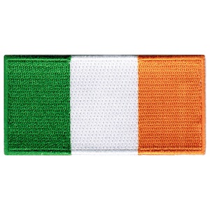 Puede incluir: Un parche bordado con la bandera de Irlanda. La bandera es verde, blanca y naranja.