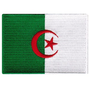 Peut inclure: Un patch brodé représentant le drapeau de l'Algérie. Le drapeau est vert, blanc et rouge avec un croissant de lune blanc et une étoile à cinq branches au centre.