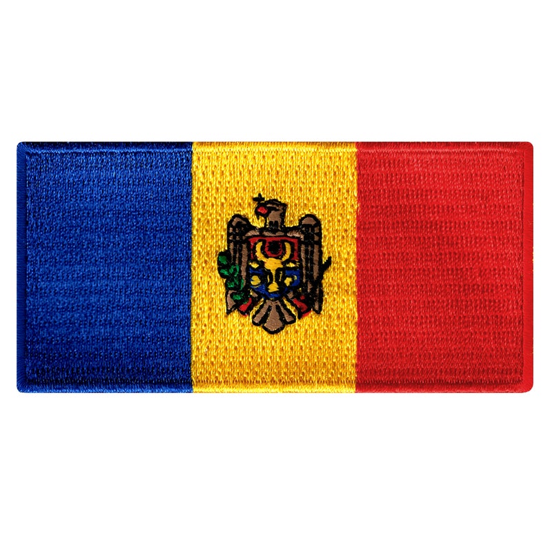 Op de afbeelding: Een rechthoekige geborduurde patch met de vlag van Moldavi&euml;. De vlag is blauw, geel en rood met het Moldavische wapen in het midden.