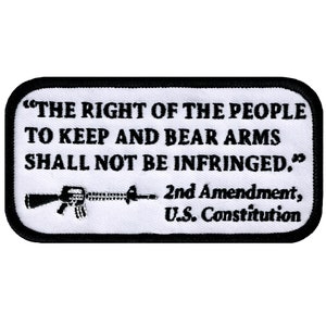 Puede incluir: Parche blanco con bordado negro que representa un rifle y el texto "THE RIGHT OF THE PEOPLE TO KEEP AND BEAR ARMS SHALL NOT BE INFRINGED," 2nd Amendment, U.S. Constitution.