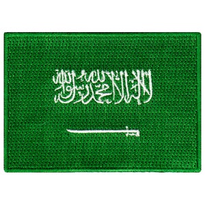Puede incluir: Parche bordado verde con la bandera de Arabia Saudita. La bandera presenta una inscripción blanca y una espada blanca sobre un fondo verde.