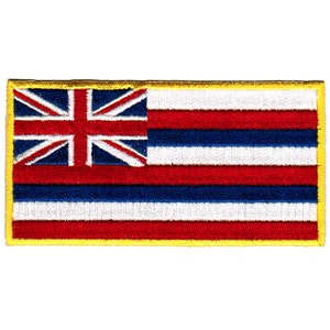 Könnte beinhalten: Gestickter Aufnäher der hawaiianischen Flagge. Die Flagge zeigt im oberen linken Eck ein rotes, weißes und blaues Union Jack und acht horizontale Streifen in Rot, Weiß und Blau.