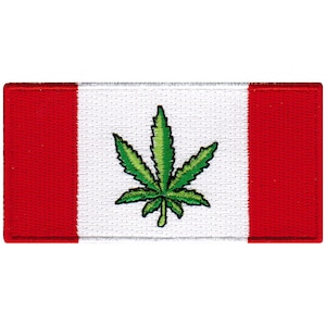 Puede incluir: Una bandera canadiense roja y blanca con una hoja de marihuana verde en el centro.