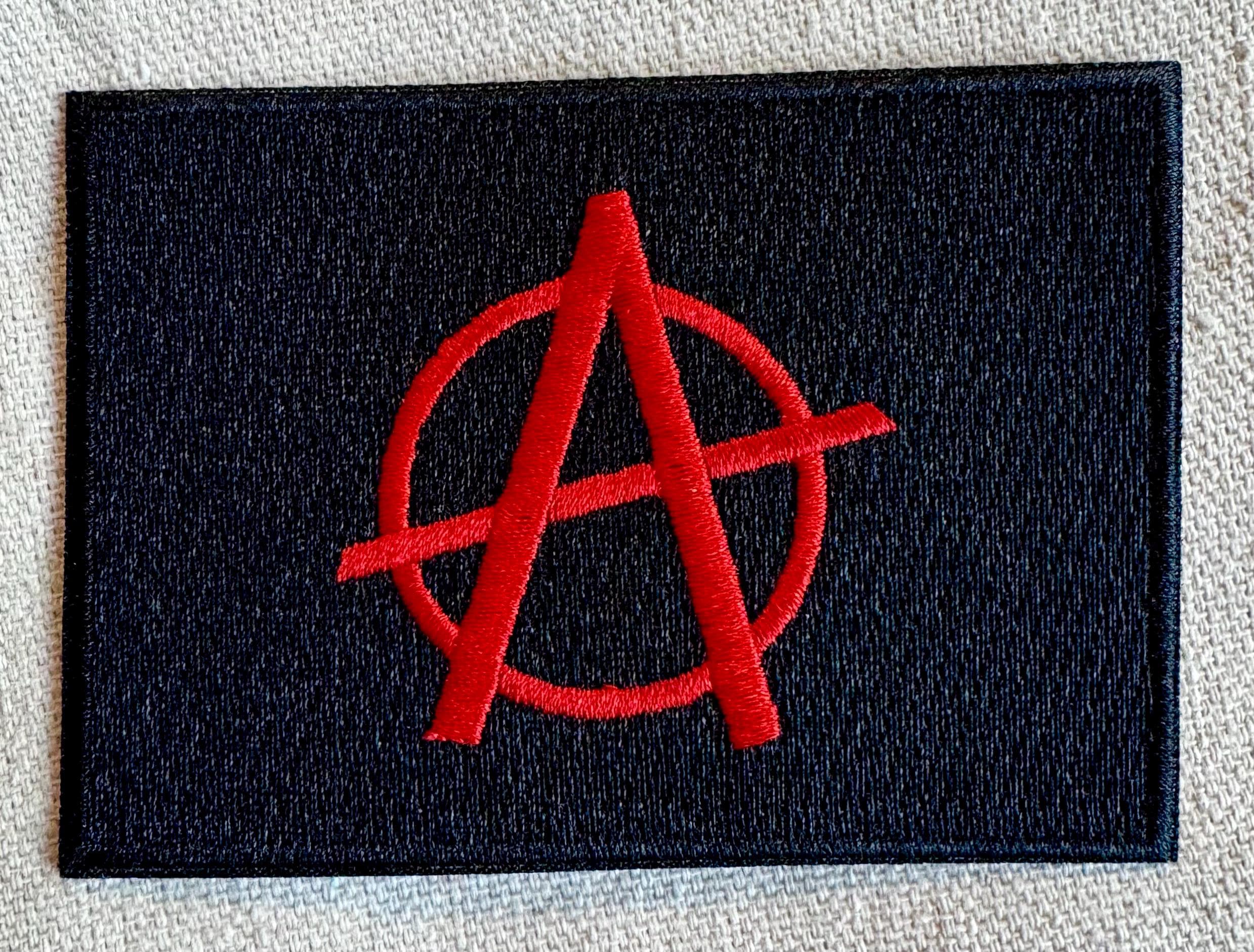 Bandiera Nera Bianca Di Simbolo Di Anarchia Che Ondeggia Sul Vento Bandiera Nera Bianca Di Simbolo Di Anarchia Che Ondeggia Sul Vento