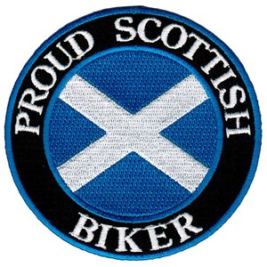 Könnte beinhalten: Ein gestickter Patch in Schwarz und Weiß mit einer blau-weißen schottischen Flagge in der Mitte. Der Text "Proud Scottish Biker" umgibt die Flagge.