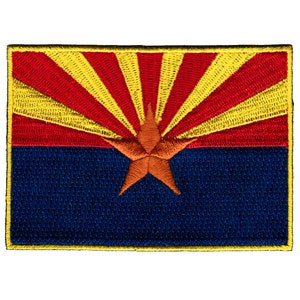 Könnte beinhalten: Ein gestickter Aufnäher mit der Flagge des Bundesstaates Arizona. Die Flagge ist rot, gelb und blau mit einem roten Stern in der Mitte. Der Stern ist von einem gelben Sonnenstrahl umgeben.