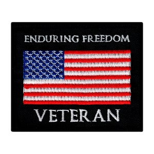 Könnte beinhalten: Schwarzer gestickter Aufnäher mit einer amerikanischen Flagge und dem Text "ENDURING FREEDOM VETERAN".