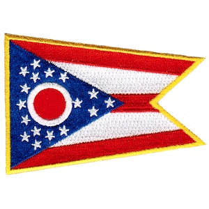 Puede incluir: Un parche bordado de la bandera del estado de Ohio, con colores rojo, blanco y azul. La bandera es un banderín triangular con un borde dorado.
