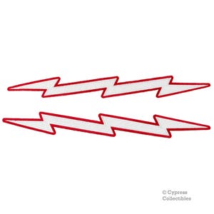 Peut inclure: Deux patchs en forme d'éclair blanc avec des contours rouges. Les patchs sont cousus ensemble.