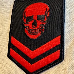 RÖD DÖDSKALLE MILITÄR lapp chevron stryk-på broderad applikation skelett död biker emblem svart bild 4