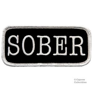 Könnte beinhalten: Schwarzer gestickter Aufnäher mit weißen Nähten, auf dem "SOBER" steht.
