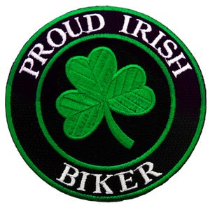 Op de afbeelding: Een geborduurde zwarte en groene patch met een klavertjevier en de tekst "Proud Irish Biker".