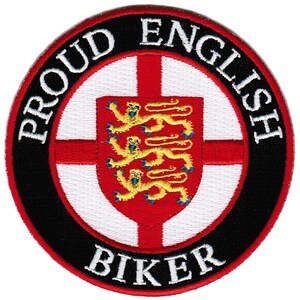 Könnte beinhalten: Ein runder, schwarz-weißer gestickter Aufnäher mit dem Text "Proud English Biker" in einem weißen Kreis um ein rotes und weißes Kreuz mit einem goldenen Löwenwappen in der Mitte.