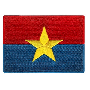 Könnte beinhalten: Ein gestickter Aufnäher in Rot und Blau mit einem gelben fünfzackigen Stern in der Mitte.