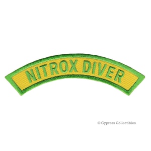 Op de afbeelding: Een geborduurd geel en groen patch met de tekst "NITROX DIVER" in een gebogen vorm.