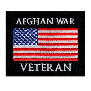 Może przedstawiać: Czarna naszywka haftowana z białą flagą amerykańską i tekstem "Afghan War Veteran".