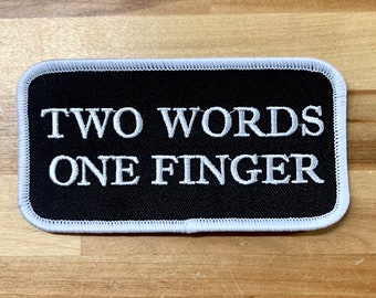 Toppa da motociclista con scritta Two Words One Finger, da stirare e ricamare, con emblema motociclistico e scritta umoristica.
