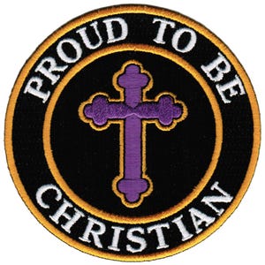 Pode incluir: Um remendo redondo preto e dourado bordado com uma cruz roxa no centro. O texto "Proud to be Christian" está escrito em branco ao redor da borda do remendo.