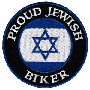 Könnte beinhalten: Ein gestickter Patch in Schwarz und Weiß mit einer blau-weißen israelischen Flagge in der Mitte. Der Text "Proud Jewish Biker" ist um die Flagge herum geschrieben.