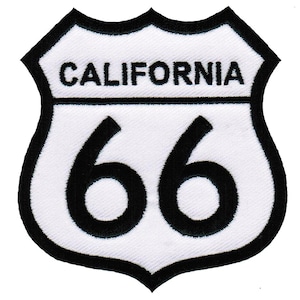 Puede incluir: Parche bordado blanco y negro con el texto "CALIFORNIA" y el número "66" en forma de escudo.
