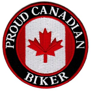 Puede incluir: Un parche circular con el texto "PROUD CANADIAN BIKER" en letras blancas. El parche presenta la bandera canadiense con una hoja de arce roja sobre un fondo blanco, rodeada por un anillo rojo y un borde negro.