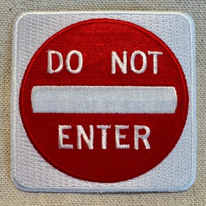 Puede incluir: Un parche bordado rojo y blanco con el texto "DO NOT ENTER" en letras blancas.