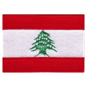 Könnte beinhalten: Ein gestickter Aufnäher mit der Flagge des Libanon. Die Flagge ist rot, weiß und grün, mit zwei roten horizontalen Streifen oben und unten, einem weißen horizontalen Streifen in der Mitte und einem grünen Zedernbaum in der Mitte des weißen Streifens.