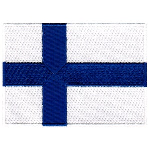 Op de afbeelding: Een geborduurde patch met de vlag van Finland. De vlag heeft een witte achtergrond met een blauw kruis dat zich uitstrekt tot aan de randen van de patch.