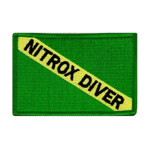 Op de afbeelding: Groen en geel geborduurd patch met de tekst "NITROX DIVER" in zwart.