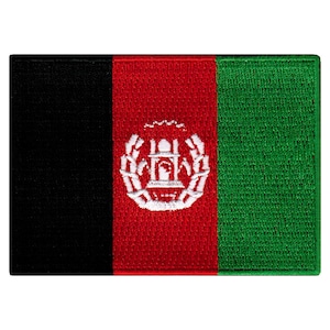 Puede incluir: Un parche bordado de la bandera afgana. La bandera es negra, roja y verde con un emblema blanco en el centro.