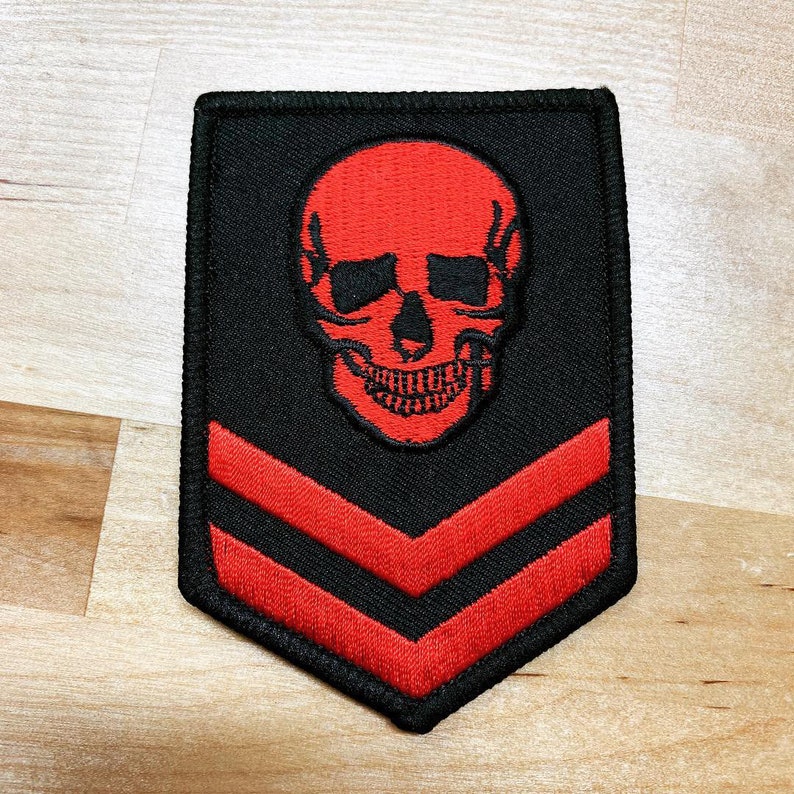 RÖD DÖDSKALLE MILITÄR lapp chevron stryk-på broderad applikation skelett död biker emblem svart bild 1