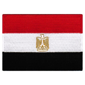 Könnte beinhalten: Ein gestickter Aufnäher mit der Nationalflagge Ägyptens. Die Flagge ist rot, weiß und schwarz mit einem goldenen Adlerwappen in der Mitte.