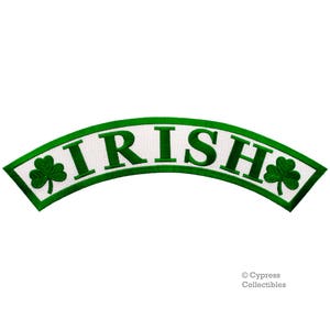 Könnte beinhalten: Weißer und grüner gestickter Aufnäher mit dem Wort "IRISH" in weißen Buchstaben und einem Kleeblatt auf jeder Seite.