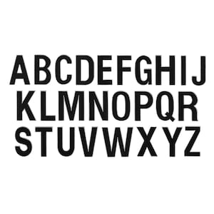 Op de afbeelding: Zwarte hoofdletters van het alfabet, van A tot Z, in een vet, bloklettertype.