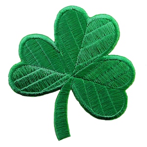 以下が含まれることがあります： 3枚の葉のクローバーのデザインが施された、緑色の刺繍のクローバーパッチです。