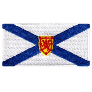 Könnte beinhalten: Eine weiße Flagge mit einem blauen diagonalen Kreuz und einem roten und gelben Wappen in der Mitte.