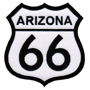 Puede incluir: Parche de escudo de la Ruta 66 blanco y negro con el texto "Arizona" en la parte superior y el número "66" en el centro.
