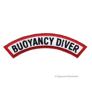 Op de afbeelding: Rode en witte geborduurde patch met de tekst "Buoyancy Diver" in zwarte letters.