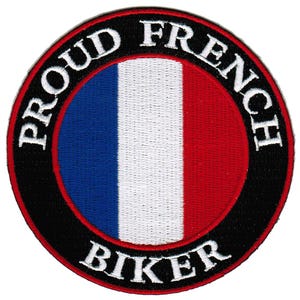 Peut inclure: Un écusson brodé noir et blanc avec le texte "Proud French Biker" autour d'un cercle contenant le drapeau français.