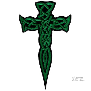 Peut inclure: Patch en forme de croix celtique en nœuds, de couleur verte. La croix est composée d'une série de nœuds entrelacés, créant un motif complexe et élaboré.