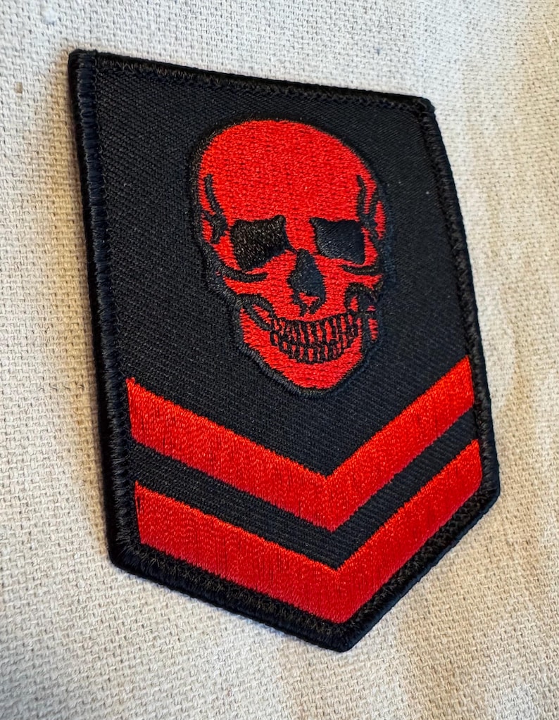 RÖD DÖDSKALLE MILITÄR lapp chevron stryk-på broderad applikation skelett död biker emblem svart bild 5