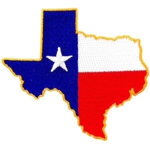 Puede incluir: Un parche bordado con la forma del estado de Texas con el diseño de la bandera de Texas. El parche está bordeado de amarillo y tiene un fondo azul con una estrella blanca en la esquina superior izquierda. La parte inferior del parche es roja y blanca.